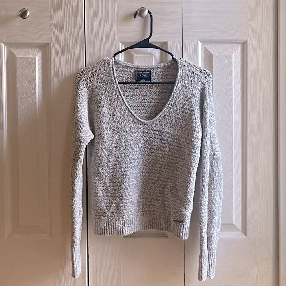 Abercrombie & Fitch: Light Gray Knit V-Neck Sweater